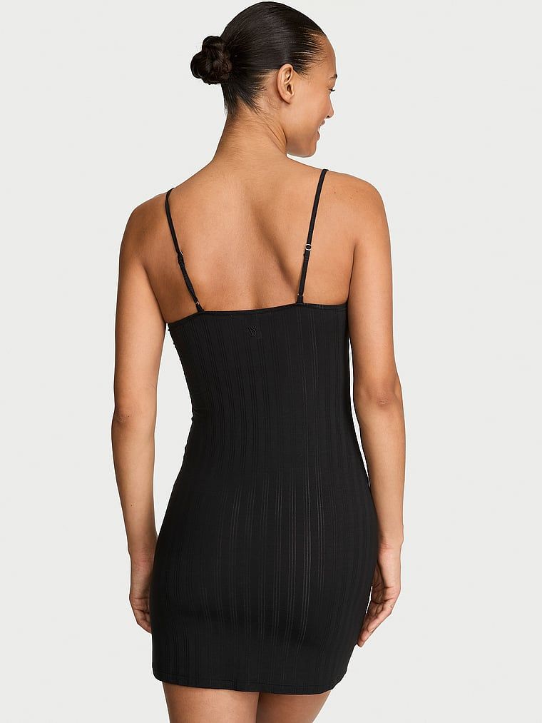 Noční košile z modalu SoSoft Ultra-Fine. Produkt je černý a pochází z kolekce Victoria's Secret.