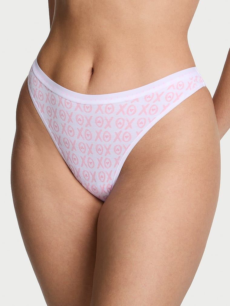 Bavlněné tanga s vysokými nohavičkami. Produkt je vzorovaný a pochází z kolekce Victoria's Secret.