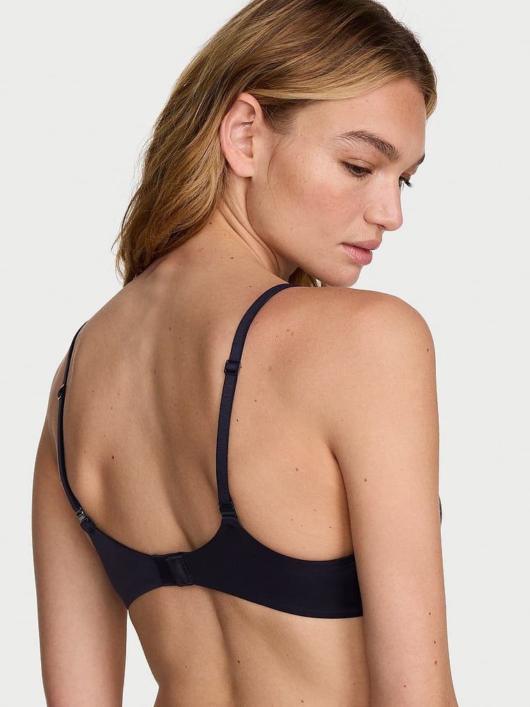 Mírně vycpaná podprsenka s pevně vystavěnými košíčky. Produkt je modré barvy a pochází z kolekce Body by Victoria.