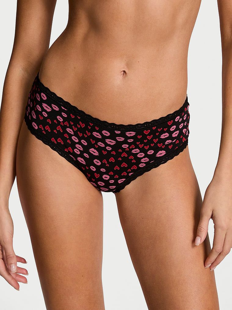Bavlněné kalhotky s krajkou na okrajích Lace-Waist Cheeky. Produkt je vzorovaný a pochází z kolekce Lace Trim.