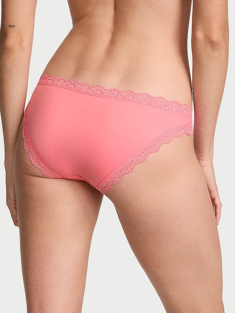 Krajkové kalhotky na okrajích bikin s krajkovým lemem. Produkt je růžové barvy a pochází z kolekce Dream Angels.