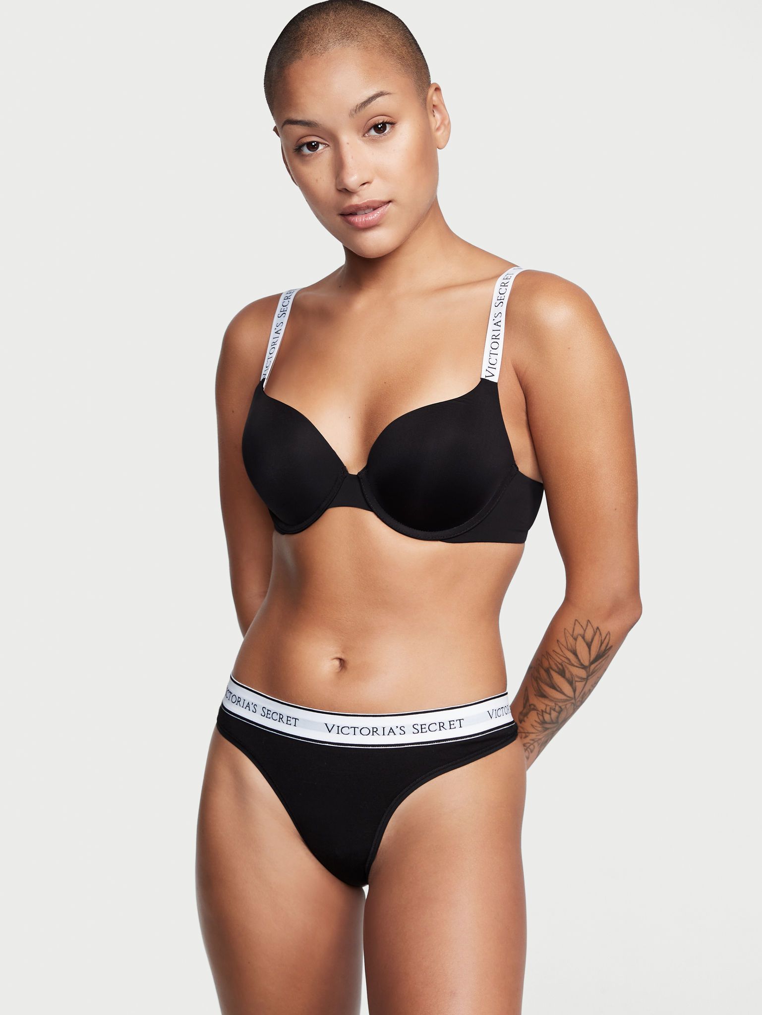 Bavlněná tanga s logem v pase. Výrobek je černý a pochází z kolekce Cotton.