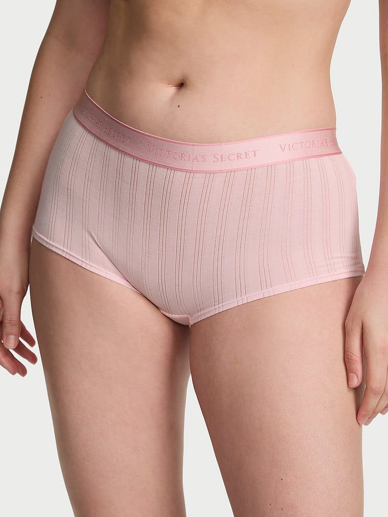 Kraťasy vyrobené z Ultra-Fine Logo Boyshort modal. Produkt je růžové barvy a pochází z kolekce Cotton.