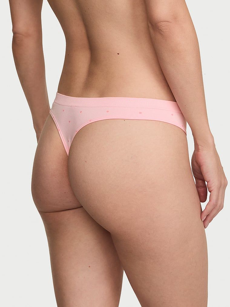 Bezešvé tanga. Produkt je vzorovaný a pochází z kolekce Seamless.