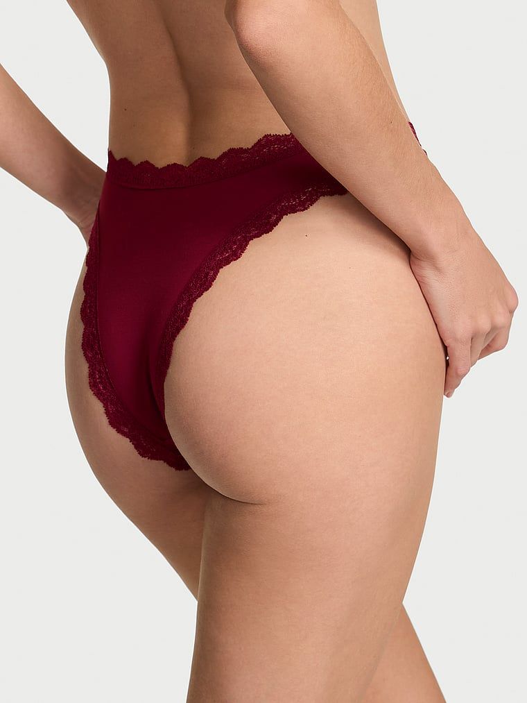 Brazilské kalhotky s krajkou Lace Trim Brazilian. Produkt je červené barvy a pochází z kolekce Body by Victoria.