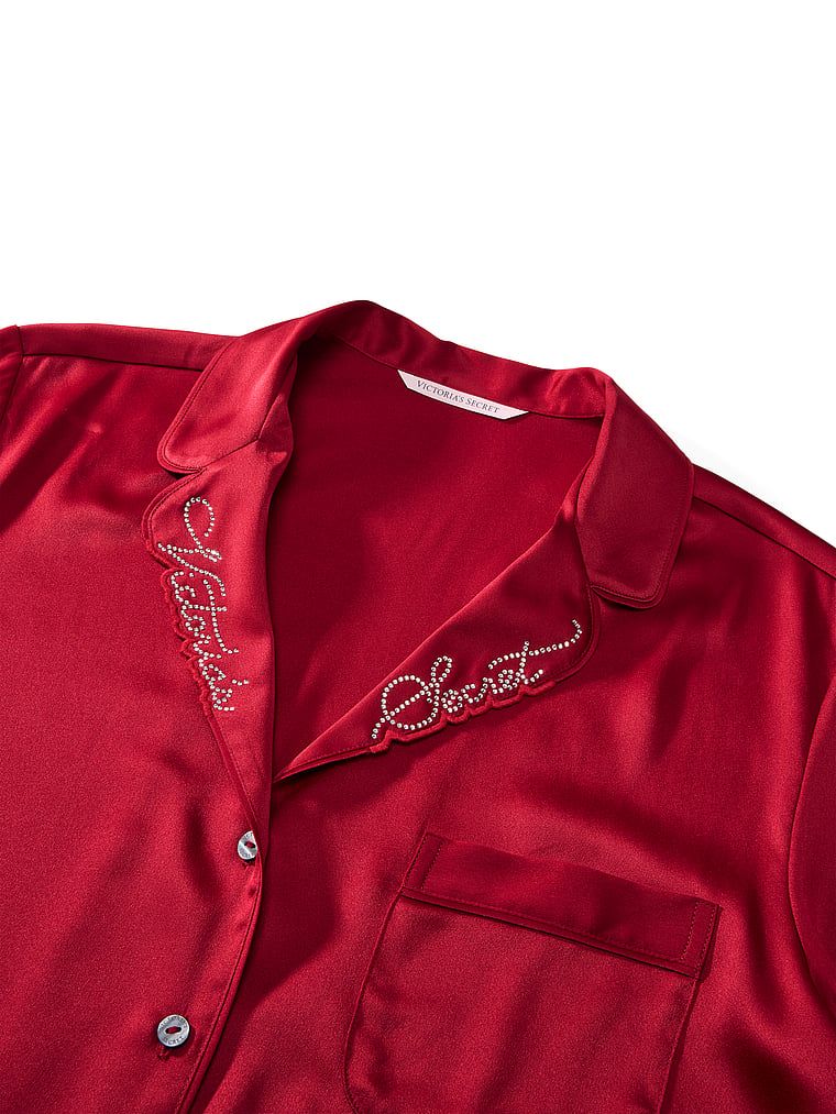 Typické saténové pyžamo s dlouhými rukávy. Produkt je červené barvy a pochází z kolekce Victoria's Secret.