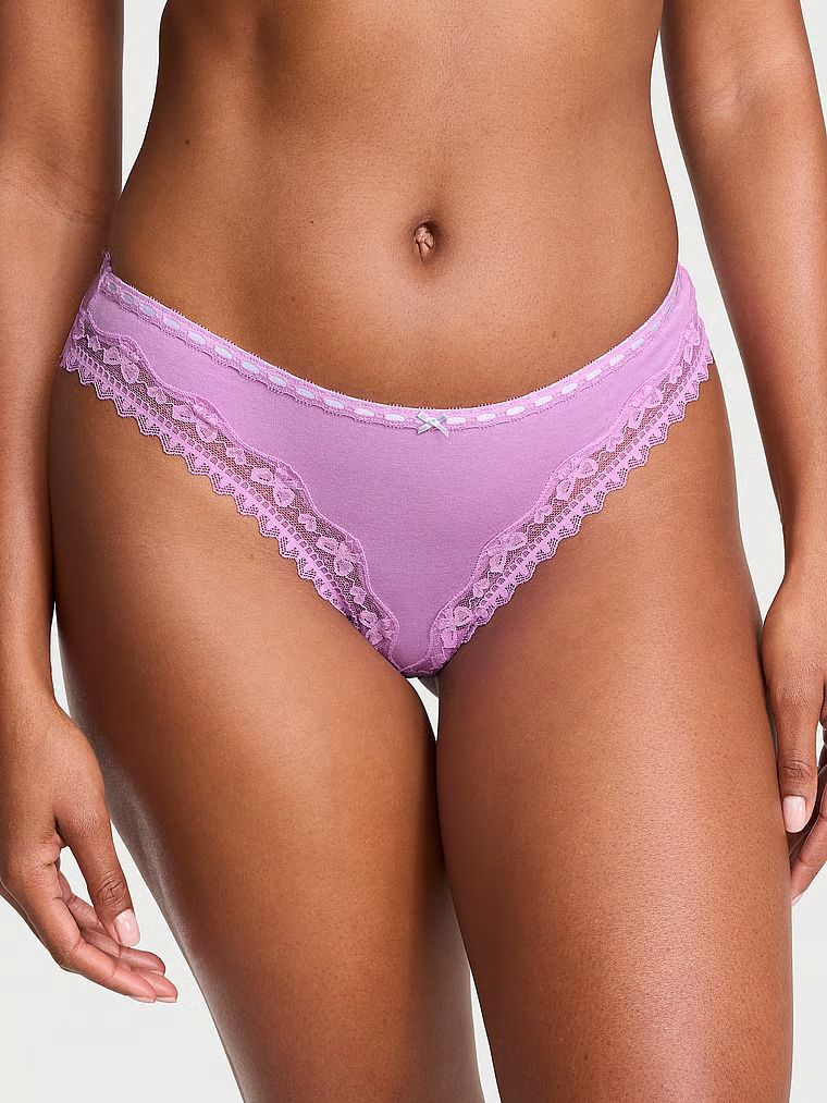 Bavlněné tanga s motlou s krajkou a lemem. Produkt je fialové barvy a pochází z kolekce Lace Trim.