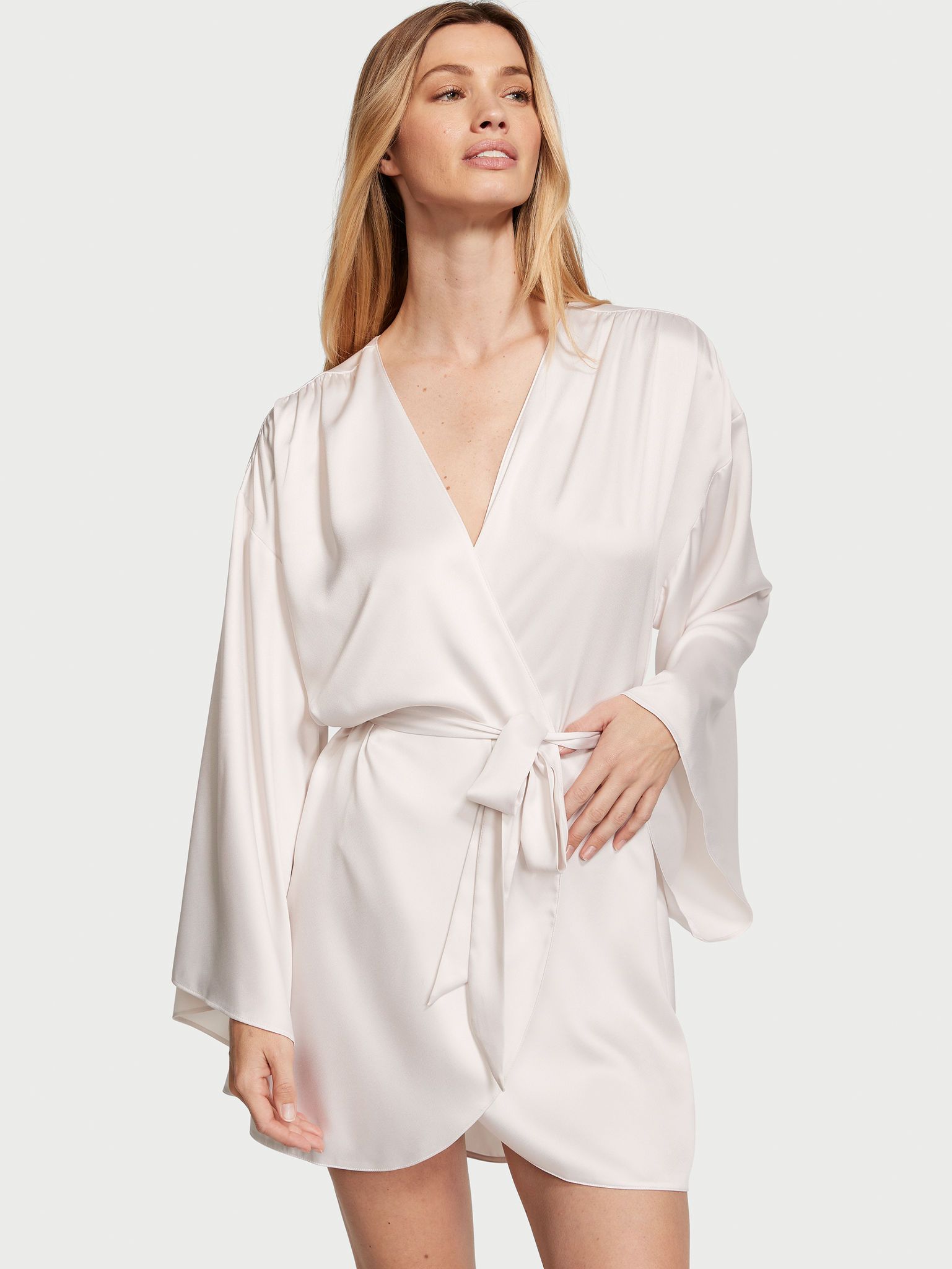 Župan pro nevěstu s nápisem Nevěsta. Produkt je bílý a pochází z kolekce Victoria's Secret.