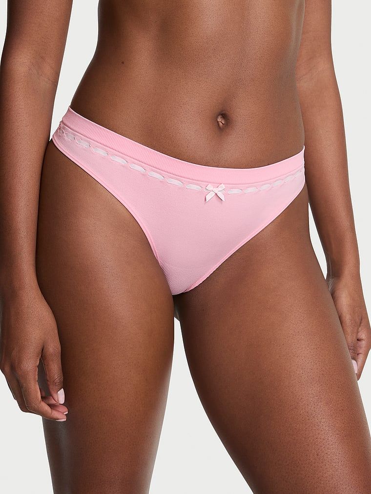 Tanga s bezšvovým otvorem na stuhu. Produkt je růžové barvy a pochází z kolekce Seamless.
