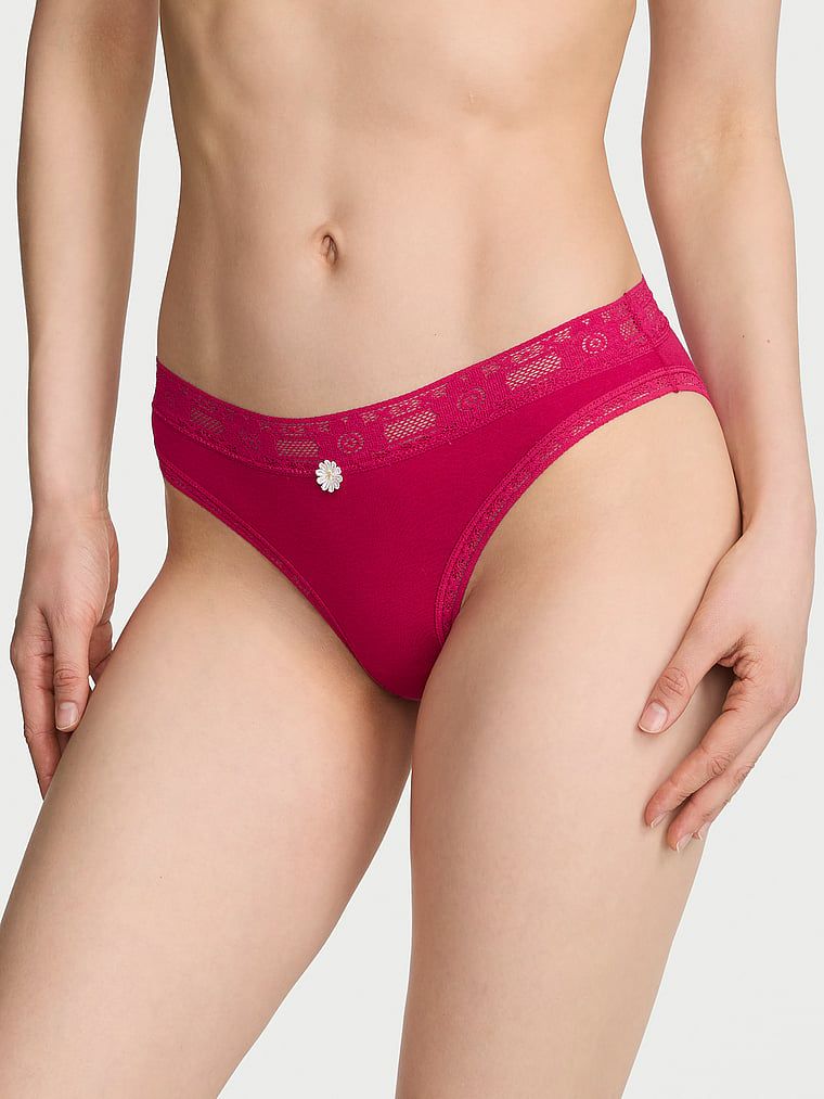Bavlněné kalhotky s háčkovanými krajkovými bikinami. Produkt je růžové barvy a pochází z kolekce Lace Trim.