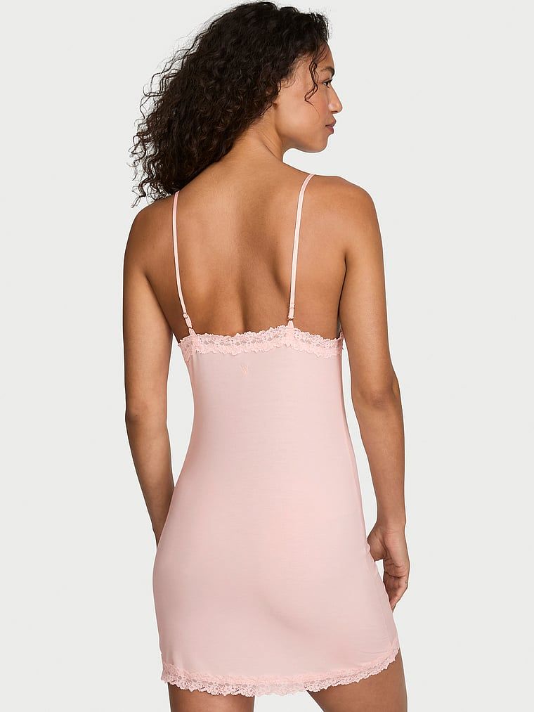 Noční košile vyrobená ze SoSoft modalu. Produkt je růžové barvy a pochází z kolekce Victoria's Secret.