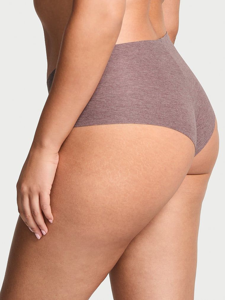 Bezešvé bavlněné kalhotky No-Show Cheeky. Produkt má hnědou barvu a pochází z kolekce No-Show.