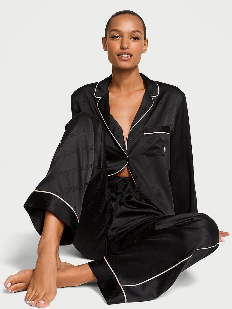 Saténové pyžamo s dlouhými rukávy. Produkt je černý a pochází z kolekce Victoria's Secret.
