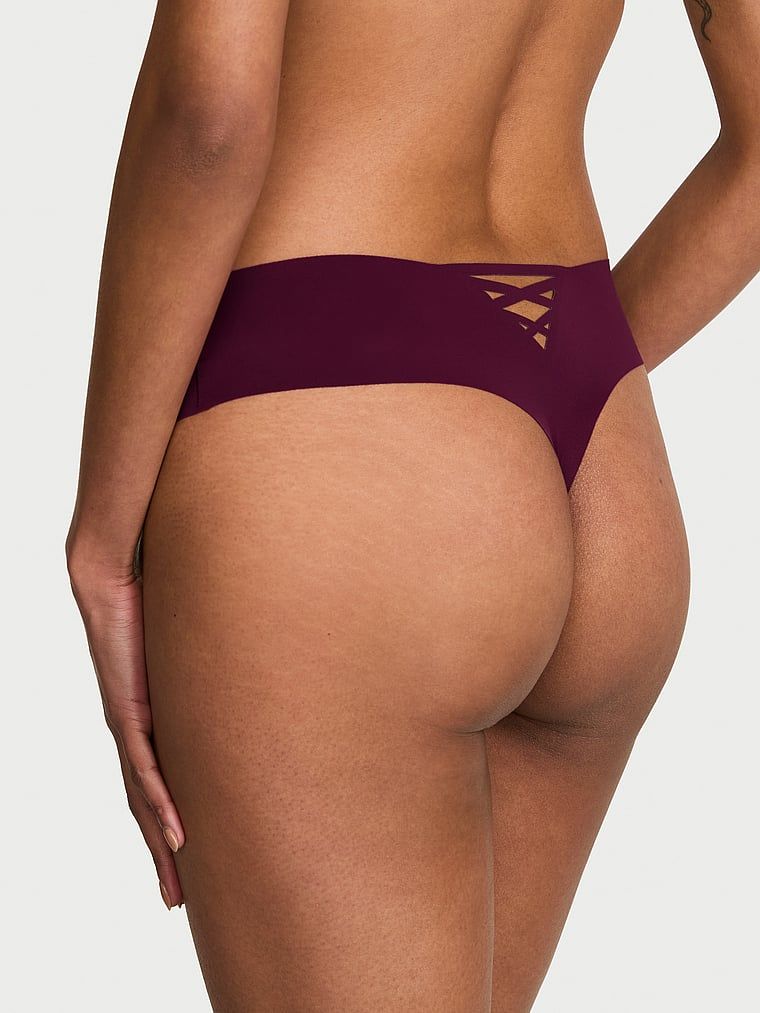 Bezšvové tanga s ramínky na zadní straně No-Show Strappy. Produkt je růžové barvy a pochází z kolekce No-Show.
