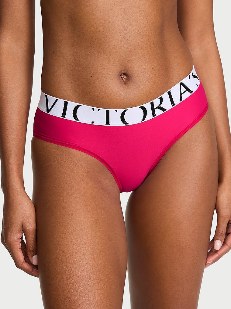 Kalhotky s logem Cool Hiphugger. Produkt je růžové barvy a pochází z kolekce Victoria's Secret.