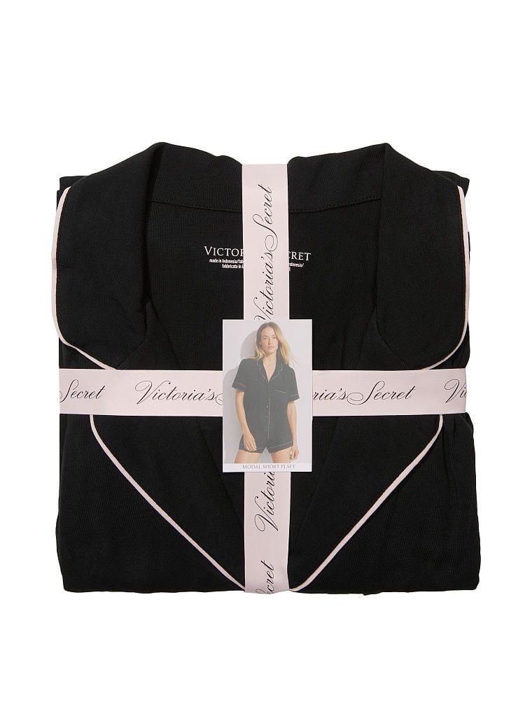 Modalové pyžamo s kraťasy. Produkt je černý a pochází z kolekce Victoria's Secret.