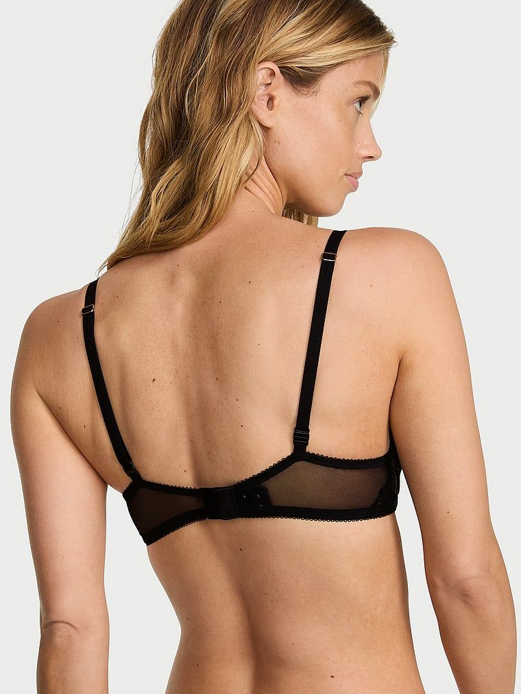 Podprsenka na push-up s hlubokými krajkovými vložkami. Produkt má vzorovanou barvu a pochází z kolekce Very Sexy.
