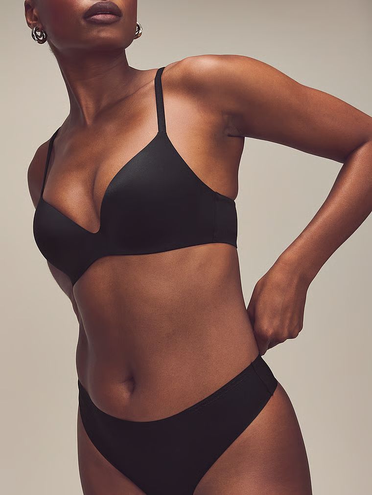 Flexibilní tanga z mikrovlákna. Produkt je černý a pochází z kolekce Body by Victoria.