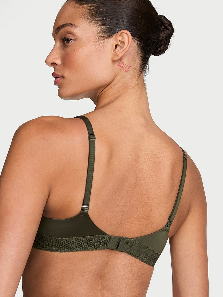 Mírně vycpávaná podprsenka s vložkami z demikrajky. Produkt je zelené barvy a pochází z kolekce Body by Victoria.