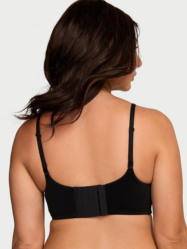 Podprsenka po krajkové mastektomii. Produkt je černý a pochází z kolekce Body by Victoria.