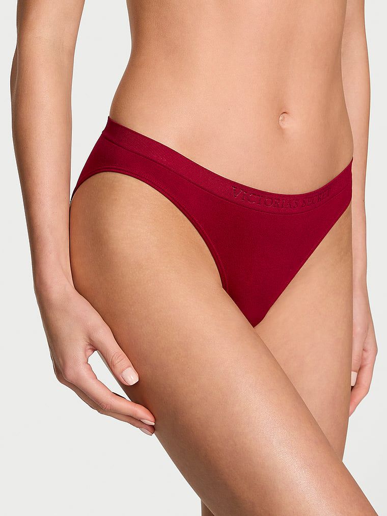 Bezešvé lesklé bikiny kalhotky. Produkt má červenou barvu a pochází z kolekce Bezešvé.