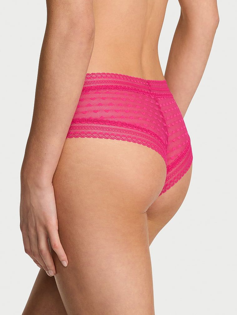 Síťové slipy Heart Lace Cheeky. Produkt je růžové barvy a pochází z kolekce Lacie.