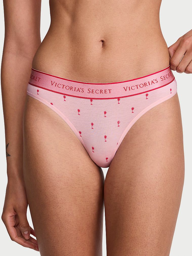 Bavlněné tanga s logem v pase. Produkt je vzorovaný a pochází z kolekce Cotton.