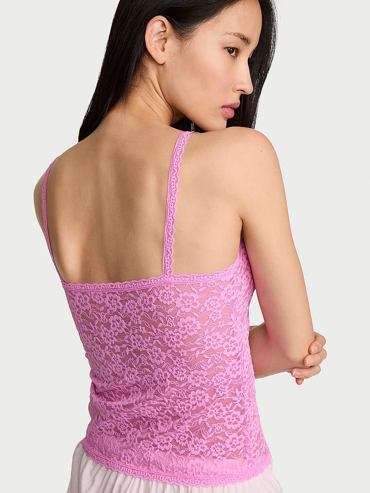 Krajkový top s tenkými ramínky, Cami. Produkt je růžové barvy a pochází z kolekce Victoria's Secret.
