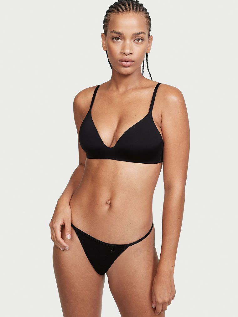 Elastická bavlněná tanga. Produkt je černý a pochází z kolekce Victoria's Secret.