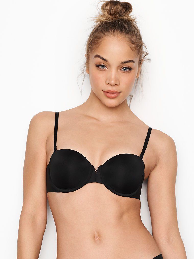 Sexy iluze bez ramínek povznášejí bezramennou push-up podprsenku. Produkt je černý a pochází z kolekce Victoria's Secret Bare.