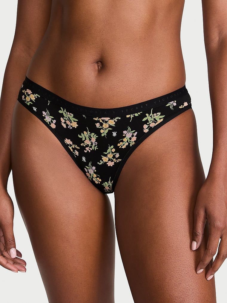 Bavlněné kalhotky v bikinách. Produkt má květinový vzor a pochází z kolekce Victoria's Secret.