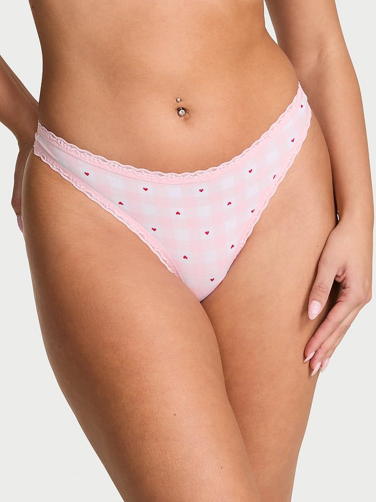 Bavlněné tanga s krajkou na okrajích Lace-Waist. Produkt je vzorovaný a pochází z kolekce Lace Trim.