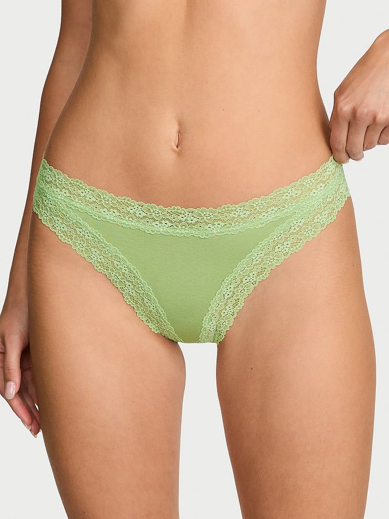 Bavlněné kalhotky s krajkou vzadu na bikinách. Produkt je zelené barvy a pochází z kolekce Lace Trim.