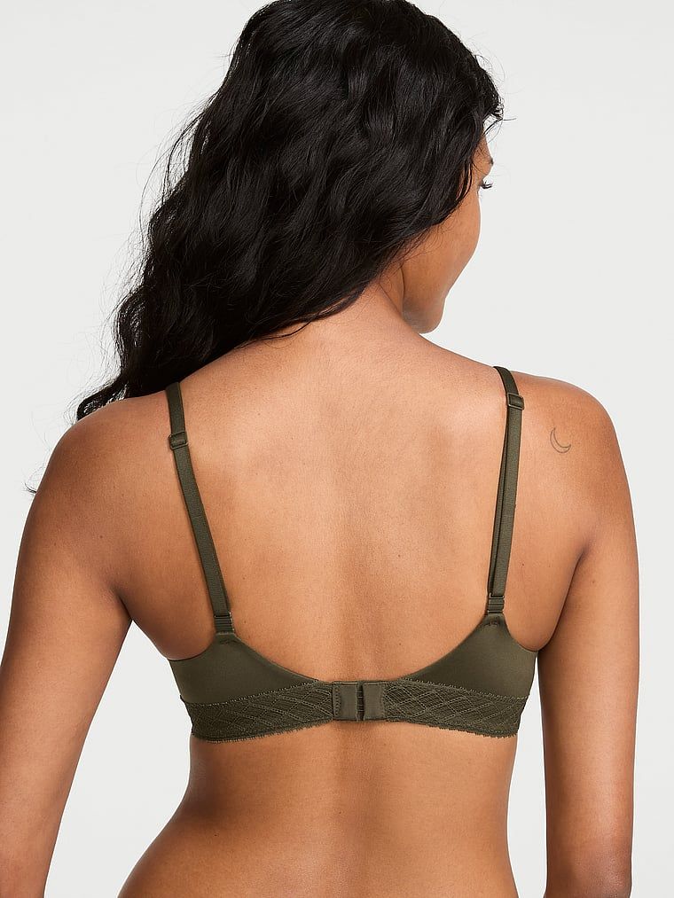 Mírně vycpaná podprsenka s pevně uzavřenými košíčky a krajkovými vložkami. Produkt je zelené barvy a pochází z kolekce Body by Victoria.