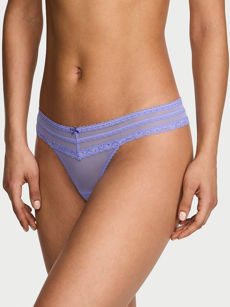 Síťované tanga s krajkovým lemem. Produkt je modré barvy a pochází z kolekce Dream Angels.
