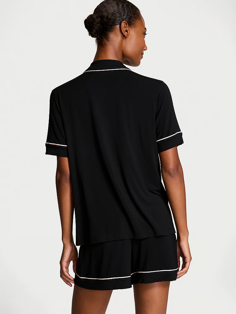 Modalové pyžamo s kraťasy. Produkt je černý a pochází z kolekce Victoria's Secret.