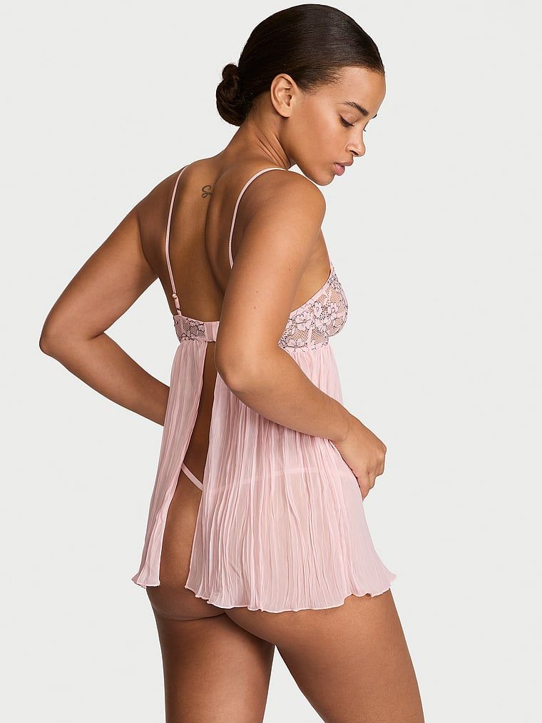 Dream Lace Pliated Babydoll spodnička a tanga. Produkt má vícebarevnou barvu a pochází z kolekce Dream Angels.