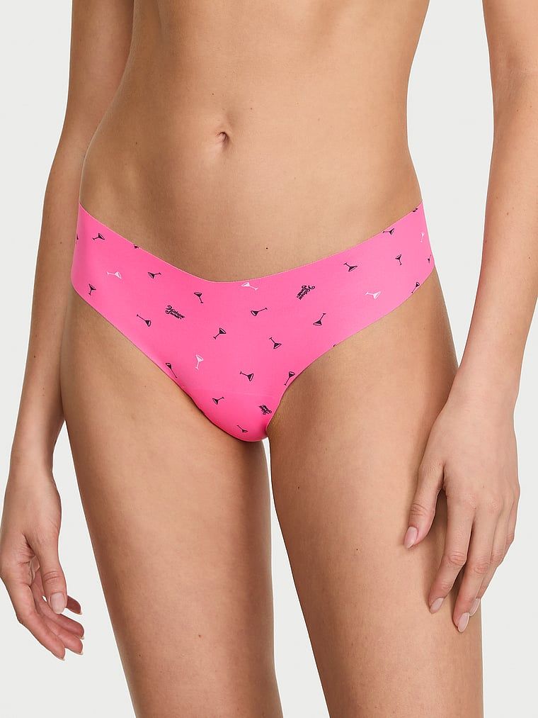 Tanga bez švů. Produkt má vzorovanou barvu a pochází z kolekce No-Show.