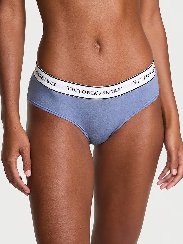Bavlněné kalhotky s logem Cheeky v pase. Výrobek je modrý a pochází z kolekce Cotton.