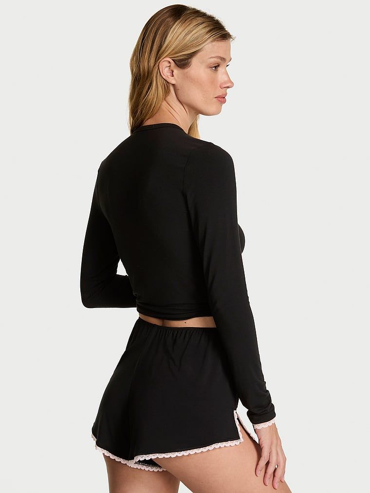 Modalový spací set - Bowieho halenka a šortky. Produkt je černý a pochází z kolekce Victoria's Secret.