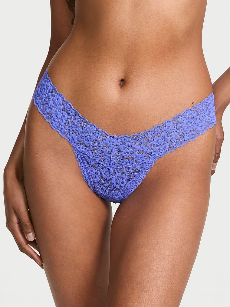 Krajkové tanga Keyhole. Produkt je fialové barvy a pochází z kolekce Lacie.