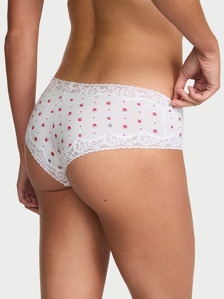 Bavlněné kalhotky s krajkou na okrajích Lace-Waist Cheeky. Produkt má květinovou barvu a pochází z kolekce Lace Trim.