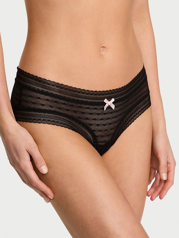 Síťové slipy Heart Lace Cheeky. Produkt je černý a pochází z kolekce Lacie.