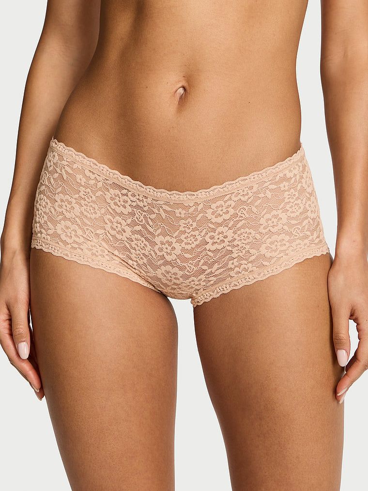 Krajkové kraťasy s nízkým pasem Boyshorts. Produkt je béžové barvy a pochází z kolekce Lacie.