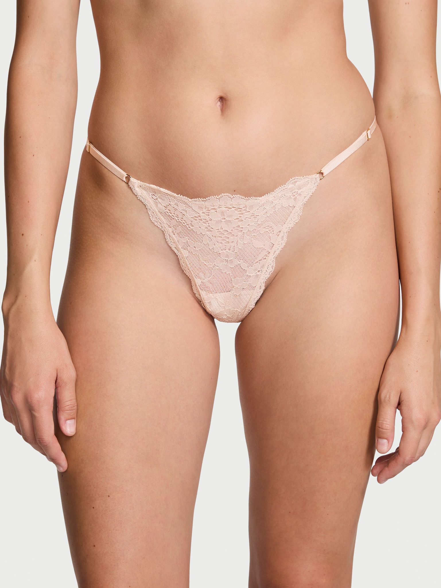 Krajková tanga s nastavitelnými řemínky Lace V-String. Produkt je béžový a pochází z kolekce Dream Angels.