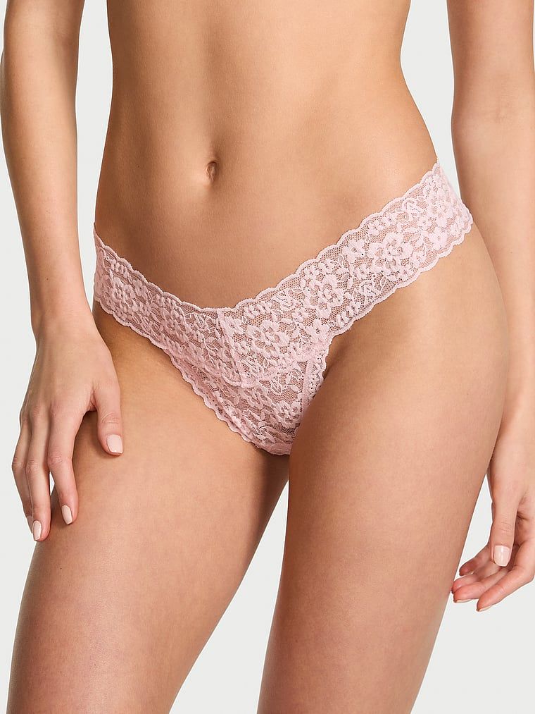 Krajková tanga Lacie Sparkle s flitry. Produkt je růžové barvy a pochází z kolekce Lacie.