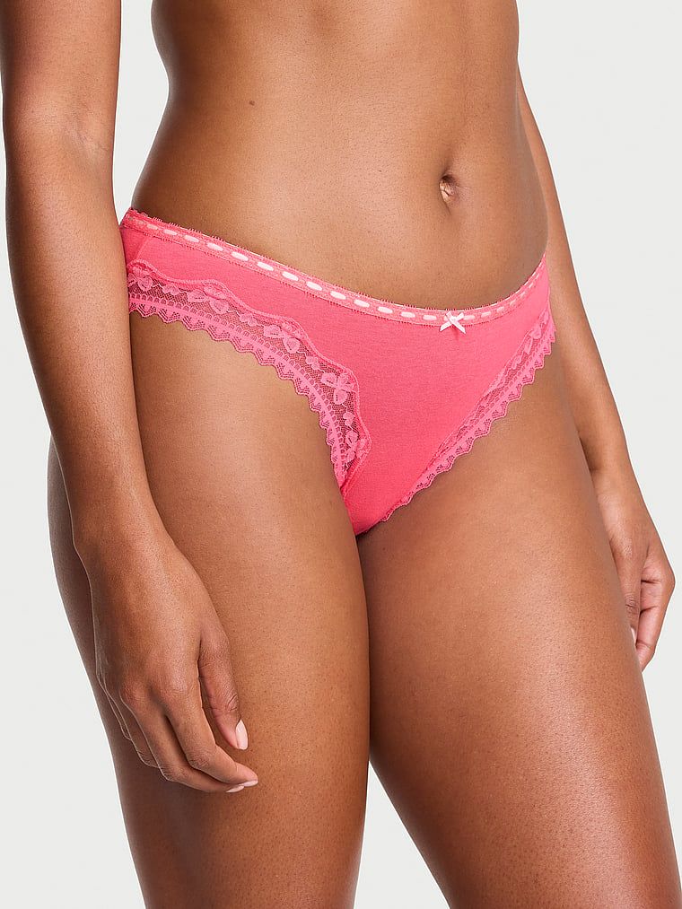 Bavlněné kalhotky s mašlí a krajkou s lemem. Produkt je růžové barvy a pochází z kolekce Lace Trim.