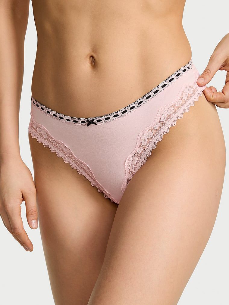 Bavlněné tanga s motlou s krajkou a lemem. Produkt je růžové barvy a pochází z kolekce Lace Trim.