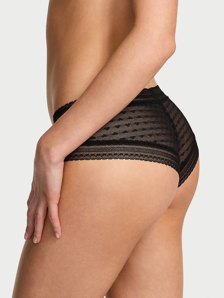 Síťové slipy Heart Lace Cheeky. Produkt je černý a pochází z kolekce Lacie.