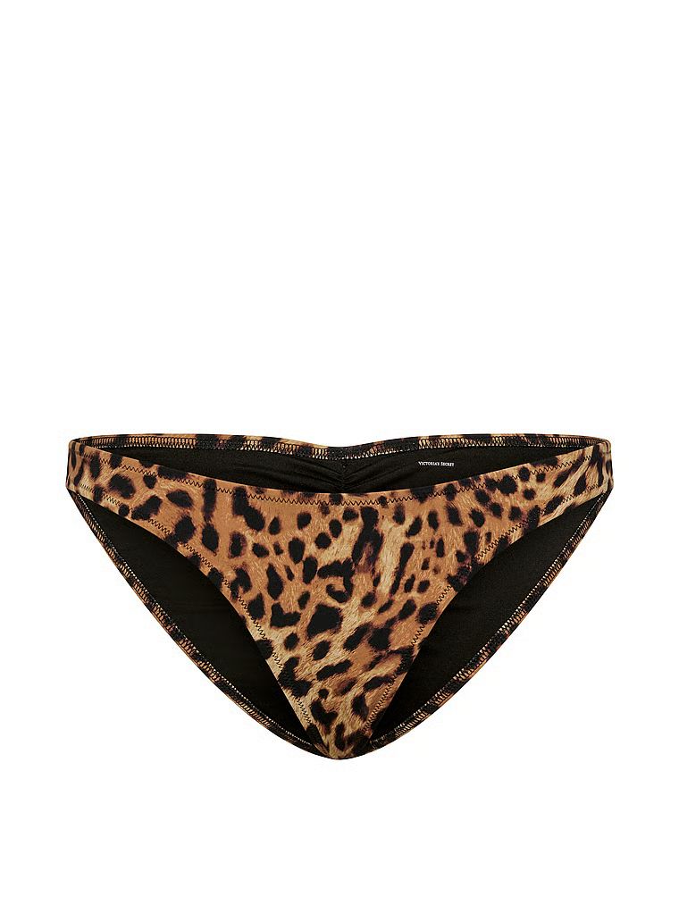 Zvrásněné spodní části bikin s nařasenými drzými tvary. Produkt je vzorovaný a pochází z kolekce Victoria's Secret Swim.